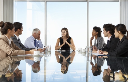 femme s'affirmant en groupe