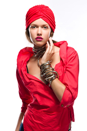 avoir du style en nouant un turban rouge