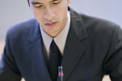 conférencier lors d'une prise de parole en public avec micro