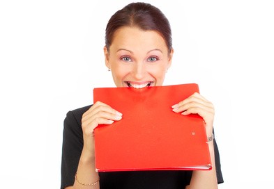 Femme se demandant si elle allait faire un relooking