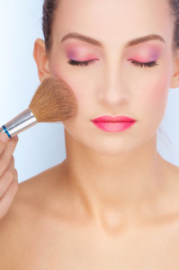 seance maquillage femme se maquillant